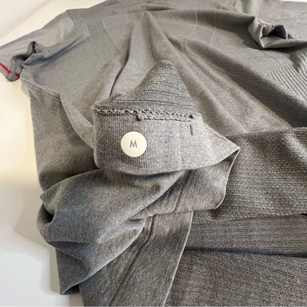 Lululemon mens medium  t shirt in grey. - Picture 4 of 6